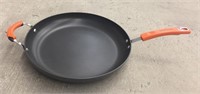 Fry pan - slightly damaged handle, see pics