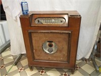 Meuble-radio à lampes des années 40