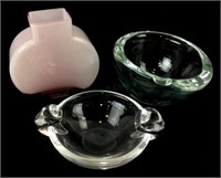 (3) Art Glass Ashtrays & Vase With Steuben