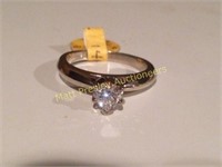 LADIES' 14K GOLD RING WITH HEART SHAPED