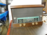 GE tube radio, AM & SW.   works but tuner doesn't