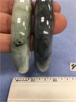 Two jade bracelets           (k 15)