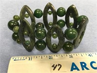 A beautifully carved jade bracelet         (k 15)