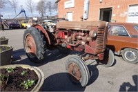 Traktor Farmall FU235