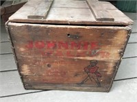 JOHNNIE WALKER ANTIQUE LIDDED CRATE/BOX