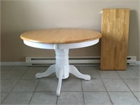 ROUND DINING TABLE WITH LEAF- CLEAN