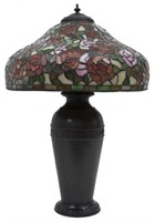 TIFFANY STYLE STAINED GLASS SHADE TABLE LAMP