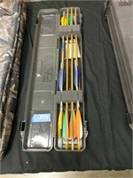 Lot of bear hunting Arrows with case