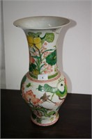 Large Wucai Yen Yen vase, body decorated with