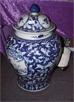 Large covered blue & white ginger jar,
