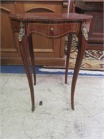 FRENCH STYLE BURL WALNUT INLAID PARLOR TABLE WITH