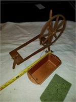 Miniature Irvin Brumback craft spinning wheel,