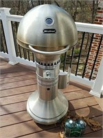 BBQ grillware has a thermometer mounted in the