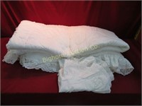 White Comforter w/ Pillow Shams