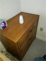 Night stand / dresser with 3 drawers,