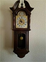 Paragon wooden clock w/ key