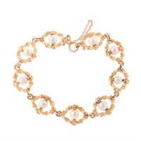 A Lady's Pearl Bracelet in 14K Gold