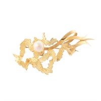 A Lady's 18K Gold Brooch with Cultured Pearl