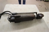 John Deere hydraulic cylinder