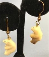 A pair of ivory earrings carved into bears      (k