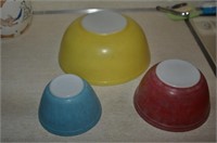 SET OF 3 VINTAGE PYREX BOWLS