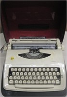ROYAL Lark Typewriter With Case
