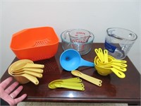 kitchen measuring cups & spoons -strainer