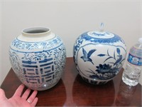 2 blue / white ginger jars (1 with lid)