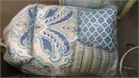 StoreHouse Queen Comforter Set W/ Pillows
