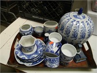 BLUE & WHITE CHINA-LARGE LIDDED URN, CUPS