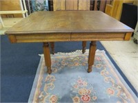 EARLY AMERICAN OAK DINING TABLE WITH THREE LEAVES