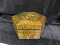 WOOD LACQUER BOX WITH ENGLISH HOUNDS 4.5"T X 9"W