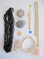 Various costume jewellery in blue/white purse