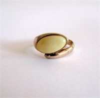 9ct gold ivory ring weighs 4.64grams