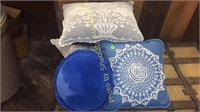 Lot of 4 blue pillows
