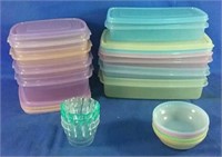 8 Retro Rubber-maid Containers w/ Lids -Never Used
