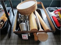 LOT, KITCHEN UTENSILS IN THIS TRAY