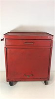 Red toolbox on casters 4177