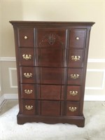 Traditional Bedroom 5 Drawer Chest