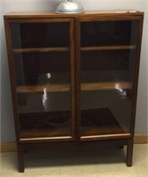 MID CENTURY BOOKCASE WITH 3 SHELVES & GLASS DOORS