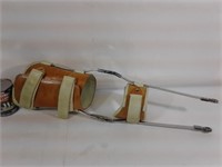 Orthèse pour jambe en cuir et métal