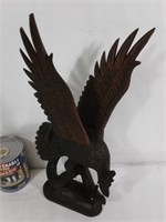 Sculpture en bois aigle et serpent au combat