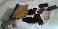 Gants et foulards, plusieurs gants de cuir
