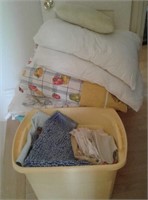 Nombreux oreillers, tapis, serviettes de bain,