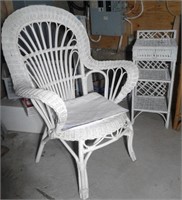 Chaise et étagère de rotin blanc