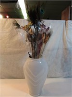 Vase avec fleurs séchées