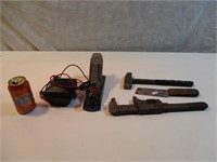 Lot d'outils antiques avec voltmètre