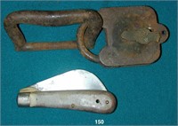 Lot: padlock & CAMILLUS hook-billed knife