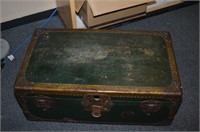 VINTAGE METAL TRUNK