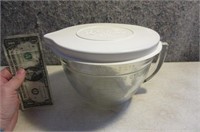 Pampered Chef 8cup Glass Mixing Bowl w/ Lid EXC